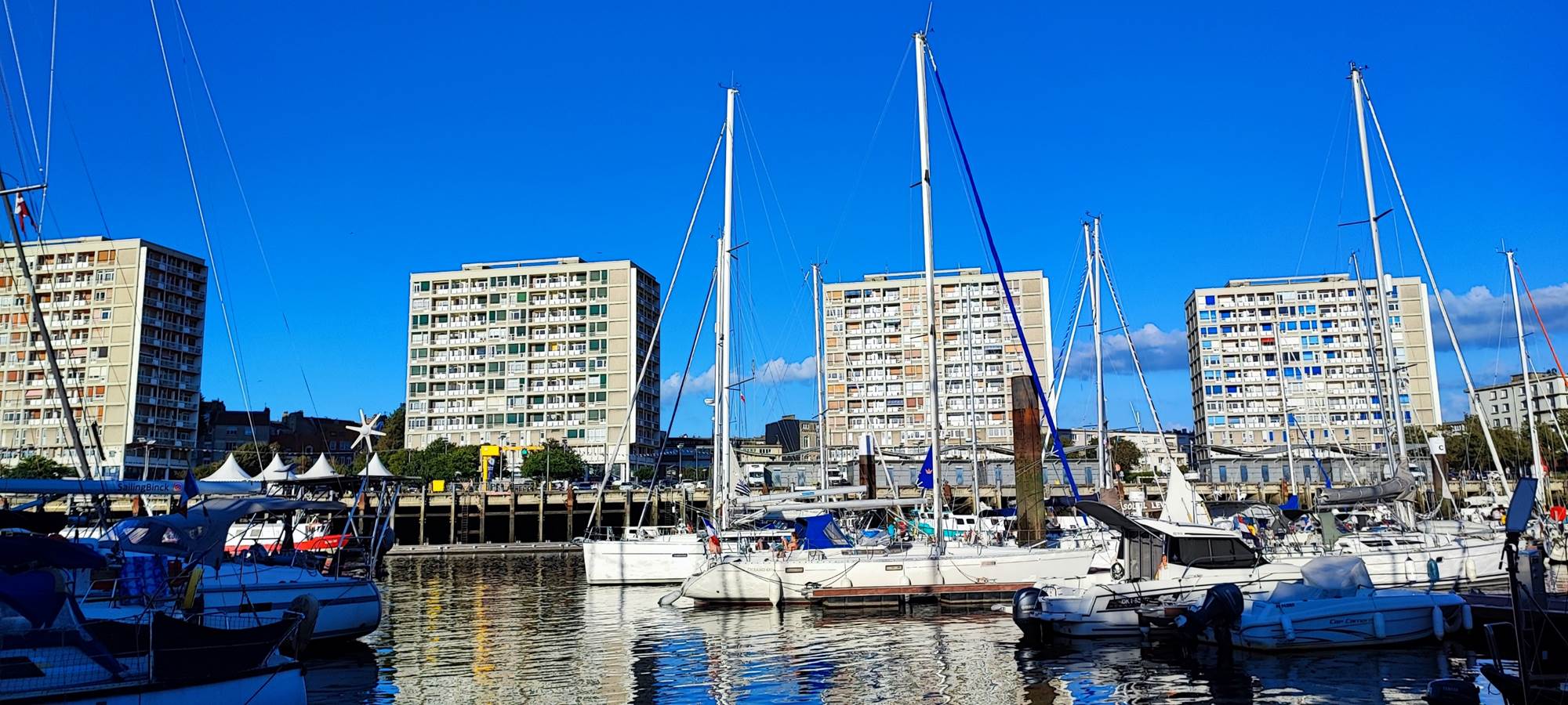 Obraz zawierajcy na wolnym powietrzu, niebo, port, statek

Opis wygenerowany automatycznie
