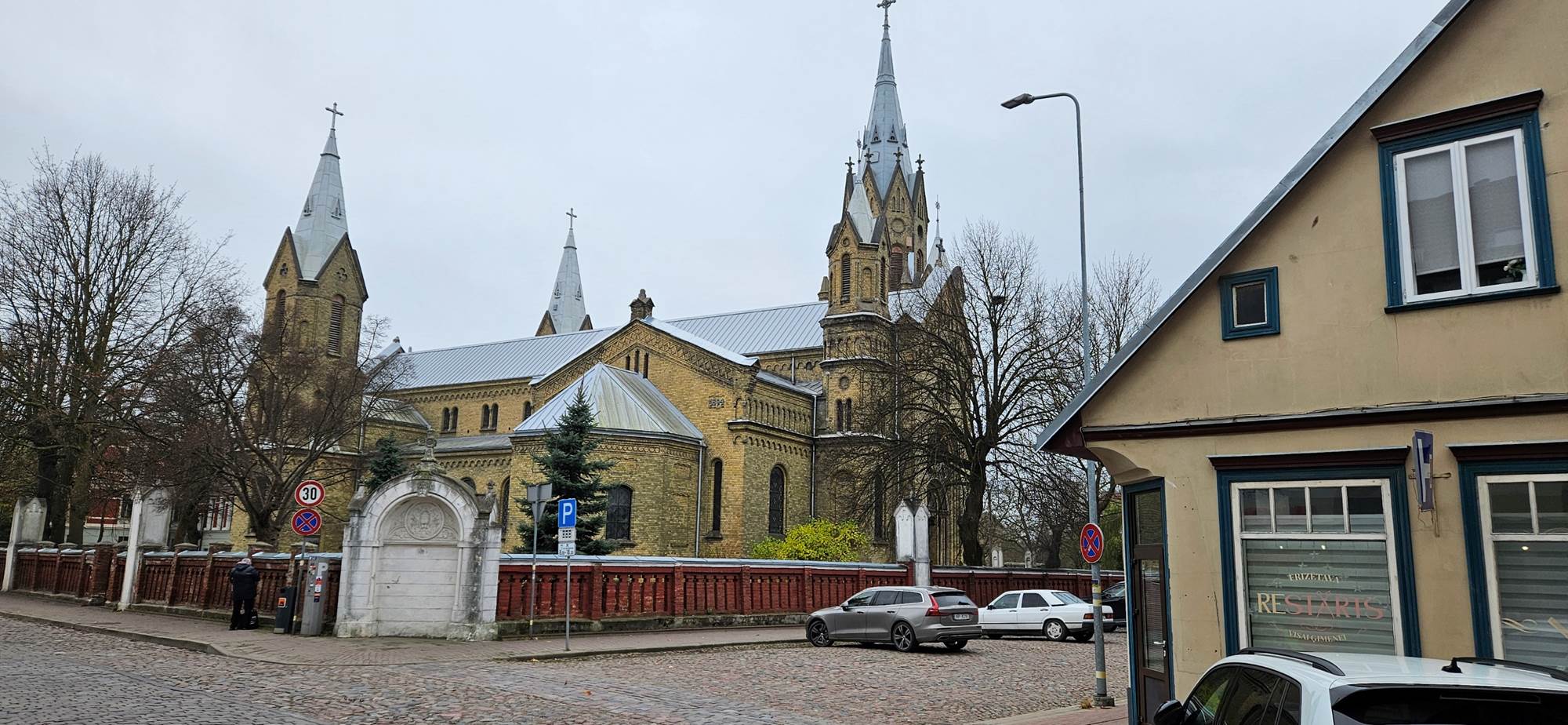 Obraz zawierający na wolnym powietrzu, miejsce modłów, kościół, niebo

Opis wygenerowany automatycznie