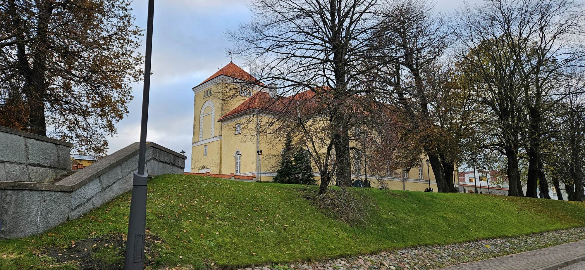 Obraz zawierający na wolnym powietrzu, budynek, drzewo, niebo

Opis wygenerowany automatycznie