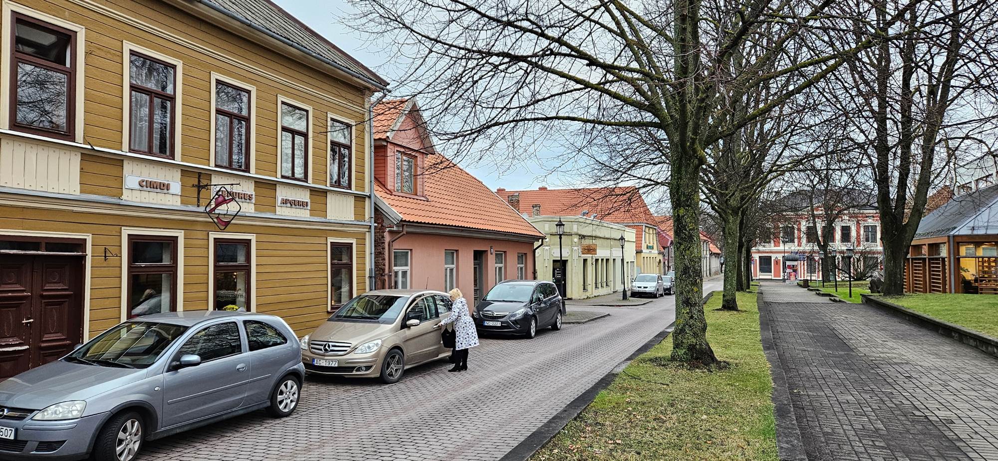 Obraz zawierający na wolnym powietrzu, samochód, okno, Pojazd lądowy

Opis wygenerowany automatycznie