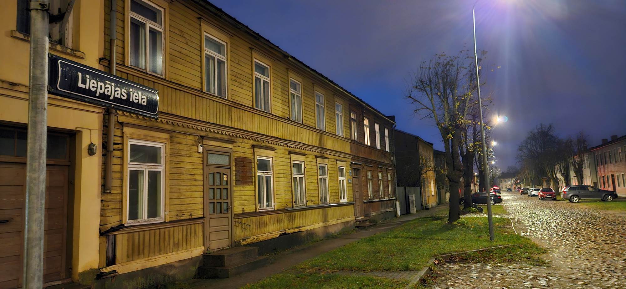 Obraz zawierający na wolnym powietrzu, budynek, niebo, okno

Opis wygenerowany automatycznie